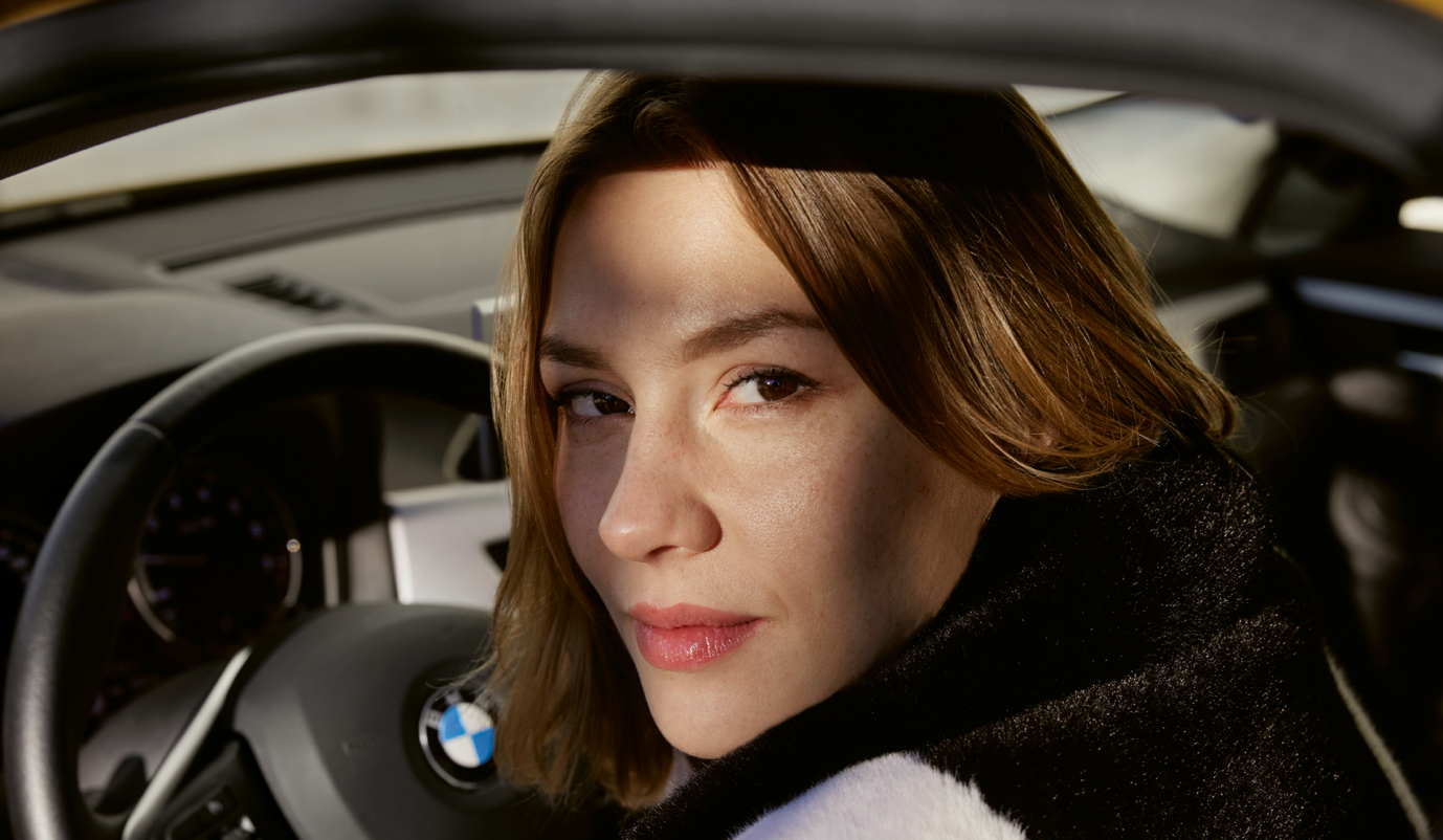 femme dans une voiture bmw