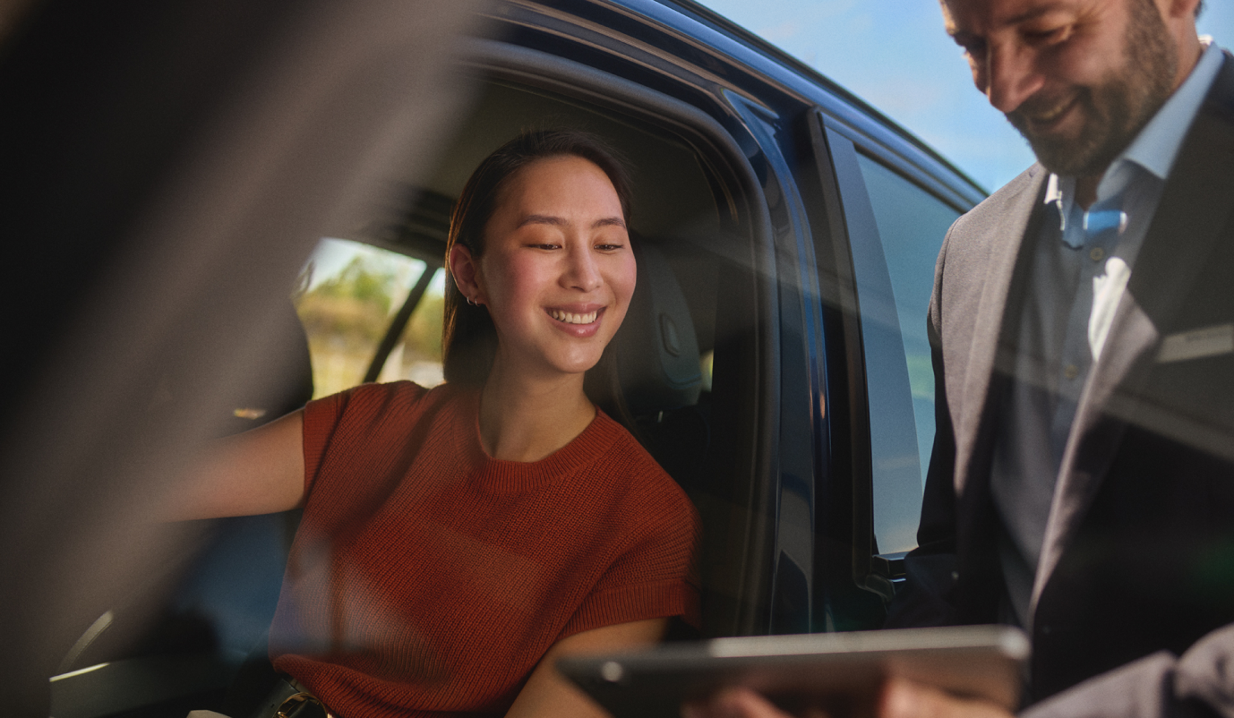 femme dans une voiture bmw qui regarde une tablette